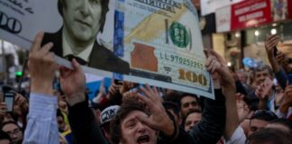 Los argentinos guardan dinero debajo de los colchones incluso cuando Milei empuja sus cuentas bancarias los-argentinos-guardan-dinero-debajo-de-los-colchones-incluso-cuando-milei-empuja-sus-cuentas-bancarias