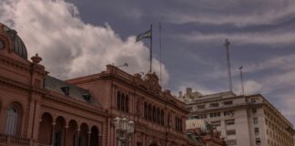 Argentina mejora según Fitch por reforma económica de Milei argentina-mejora-segun-fitch-por-reforma-economica-de-milei